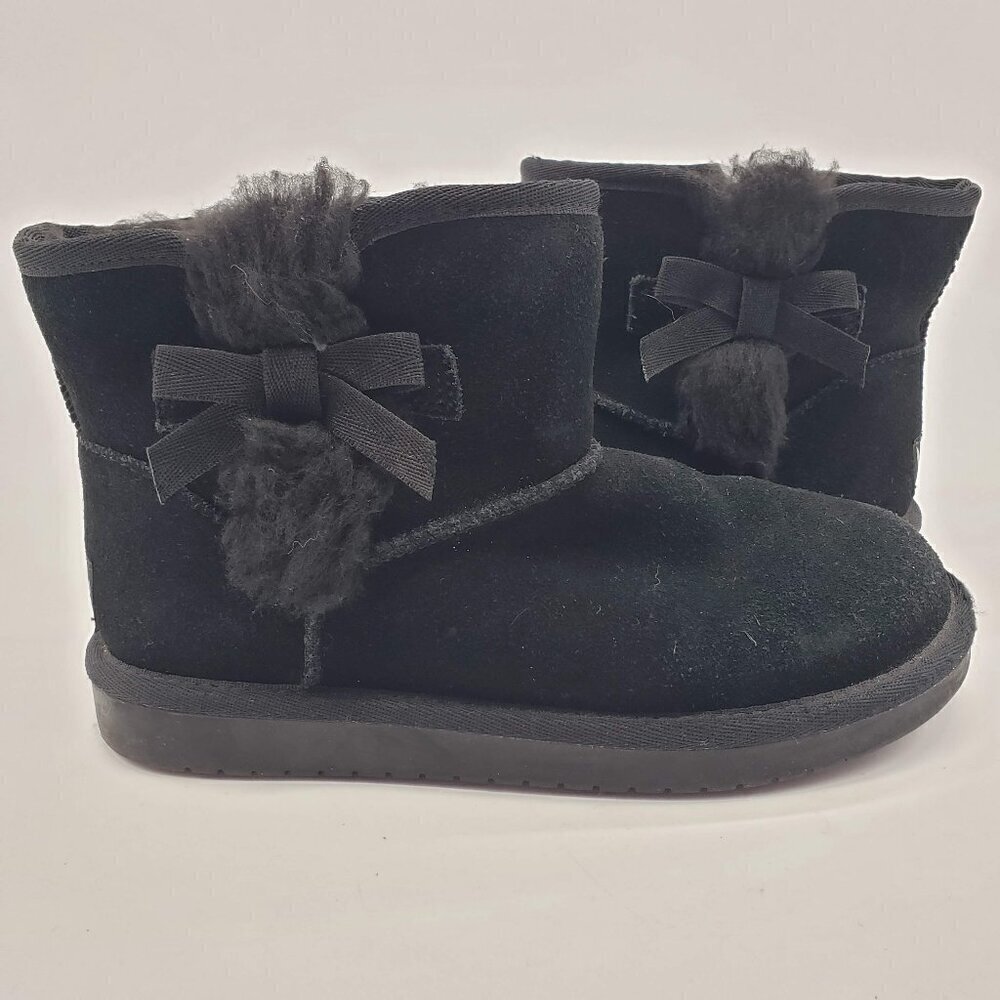 Koolaburra by UGG 1117810 Victoria Mini Ankle Boot Suede Black Youth 2 side bows - Picture 1 of 13